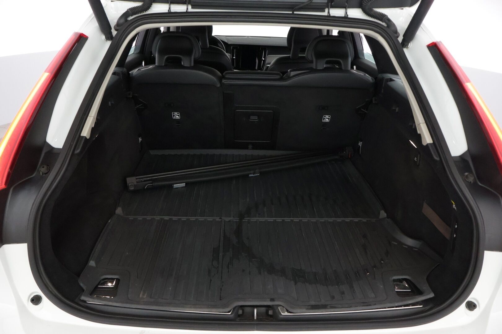 Volvo V90 2016 D4 Business aut *Pilot Assist / Webasto / Tutkat / Puolinahat / Navi / VOC / Ratinlämmitin / KeylessGo - 2x Renkaat Aluvanteilla / Super-Siisti