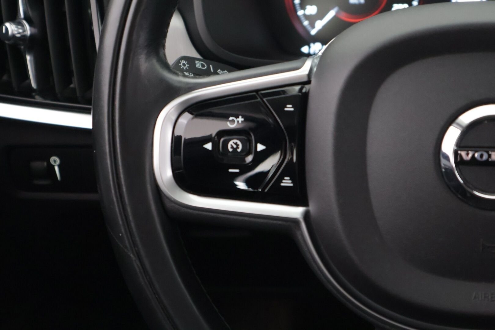 Volvo V90 2016 D4 Business aut *Pilot Assist / Webasto / Tutkat / Puolinahat / Navi / VOC / Ratinlämmitin / KeylessGo - 2x Renkaat Aluvanteilla / Super-Siisti