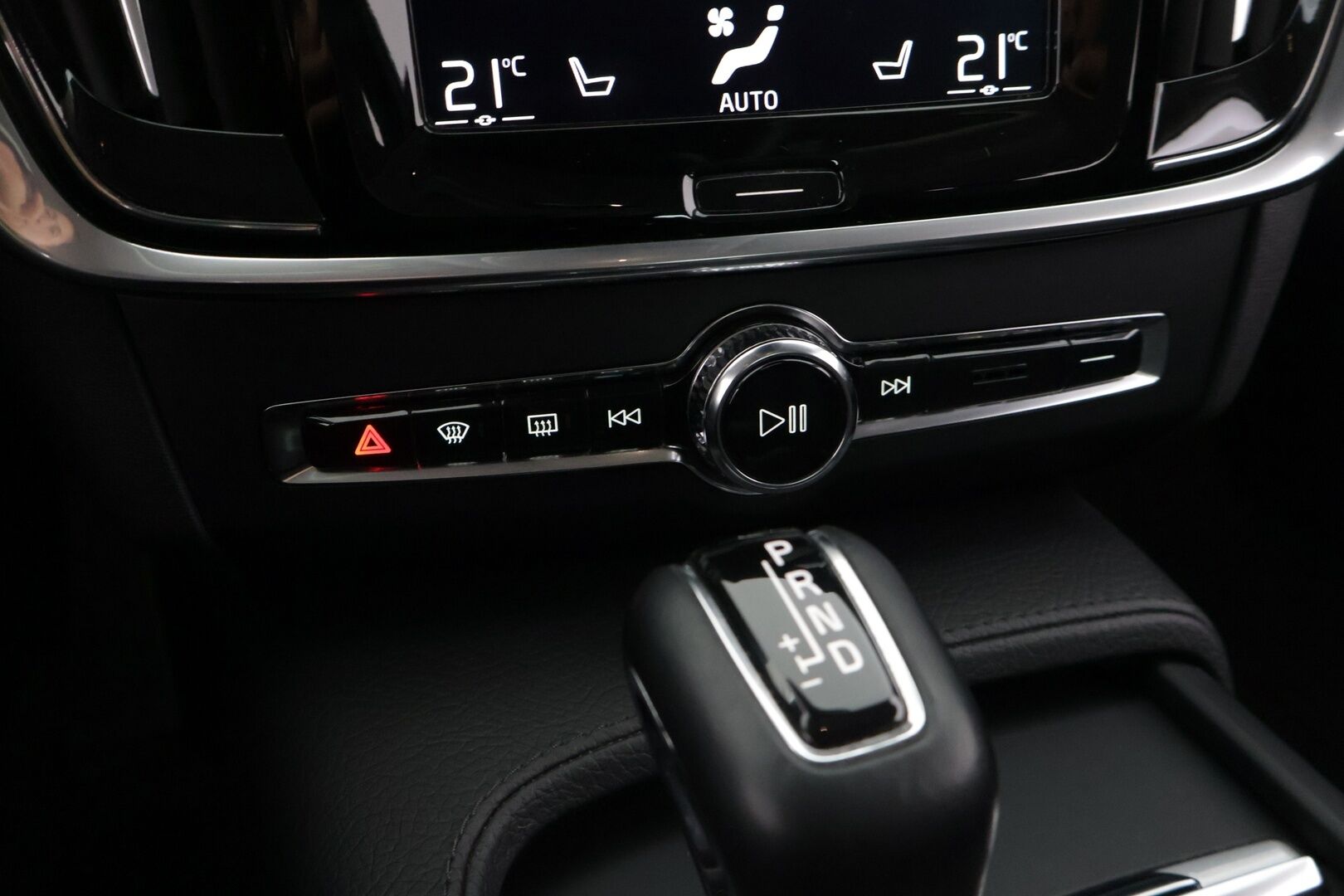 Volvo V90 2016 D4 Business aut *Pilot Assist / Webasto / Tutkat / Puolinahat / Navi / VOC / Ratinlämmitin / KeylessGo - 2x Renkaat Aluvanteilla / Super-Siisti
