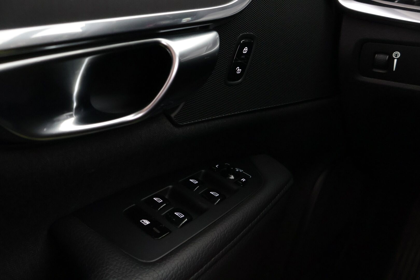 Volvo V90 2016 D4 Business aut *Pilot Assist / Webasto / Tutkat / Puolinahat / Navi / VOC / Ratinlämmitin / KeylessGo - 2x Renkaat Aluvanteilla / Super-Siisti