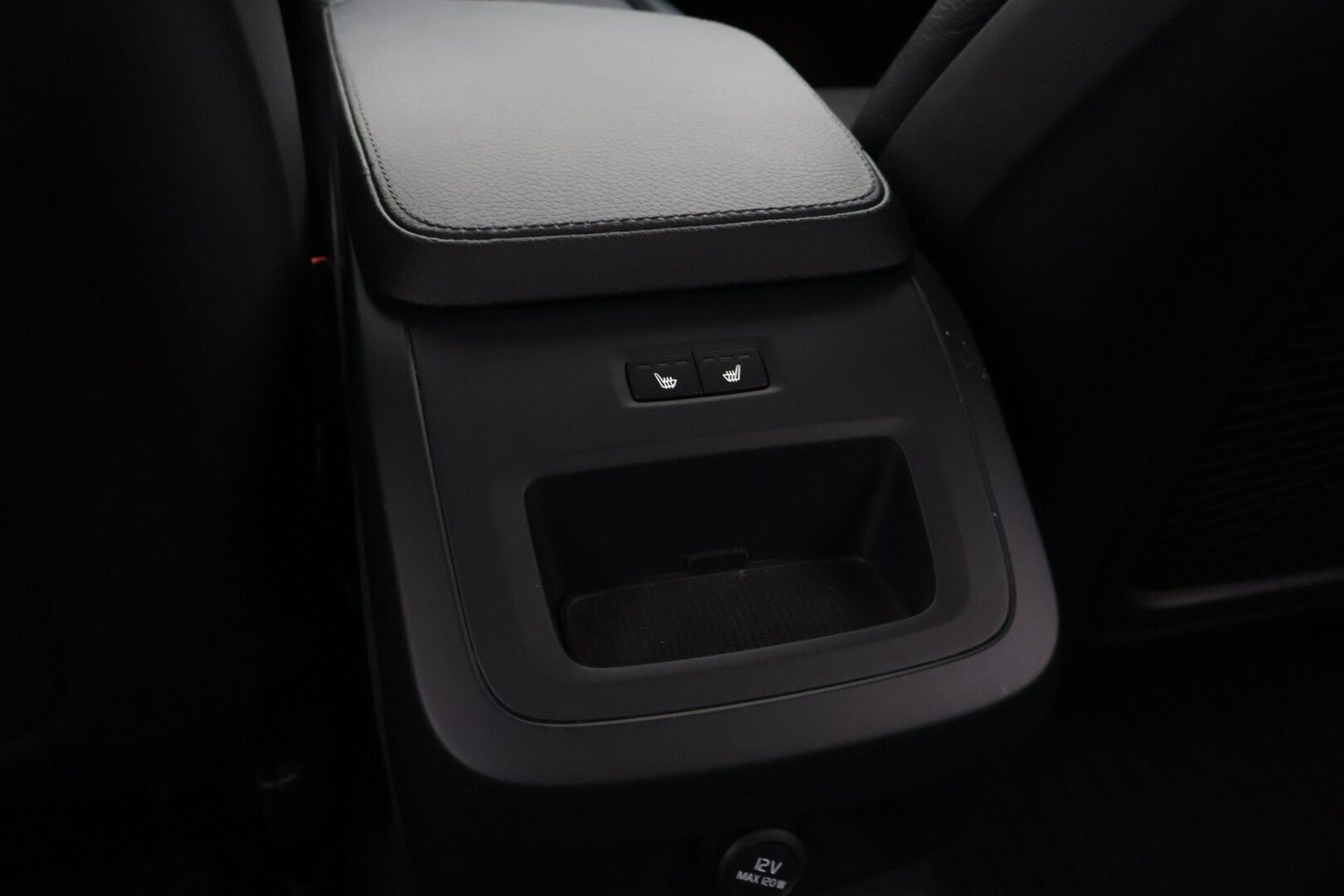 Volvo V90 2016 D4 Business aut *Pilot Assist / Webasto / Tutkat / Puolinahat / Navi / VOC / Ratinlämmitin / KeylessGo - 2x Renkaat Aluvanteilla / Super-Siisti