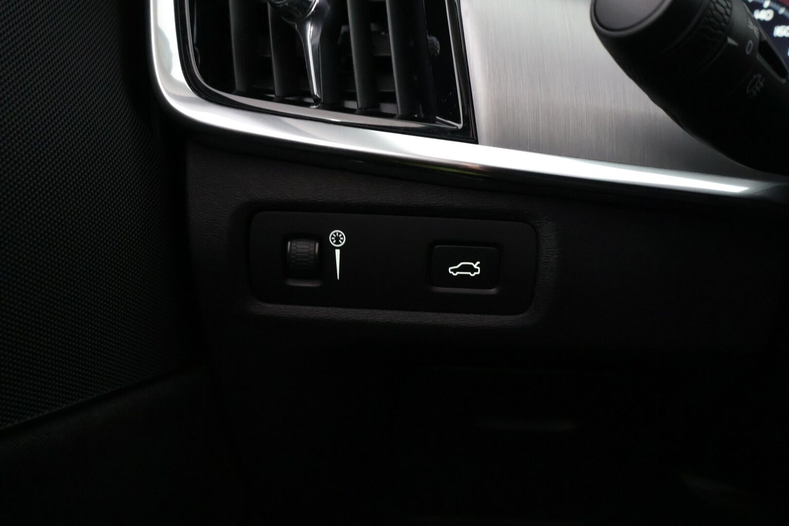 Volvo V90 2016 D4 Business aut *Pilot Assist / Webasto / Tutkat / Puolinahat / Navi / VOC / Ratinlämmitin / KeylessGo - 2x Renkaat Aluvanteilla / Super-Siisti