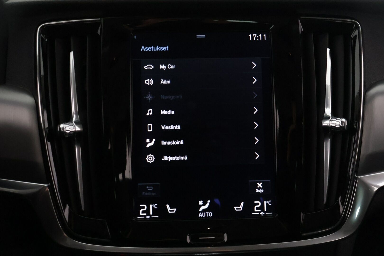Volvo V90 2016 D4 Business aut *Pilot Assist / Webasto / Tutkat / Puolinahat / Navi / VOC / Ratinlämmitin / KeylessGo - 2x Renkaat Aluvanteilla / Super-Siisti