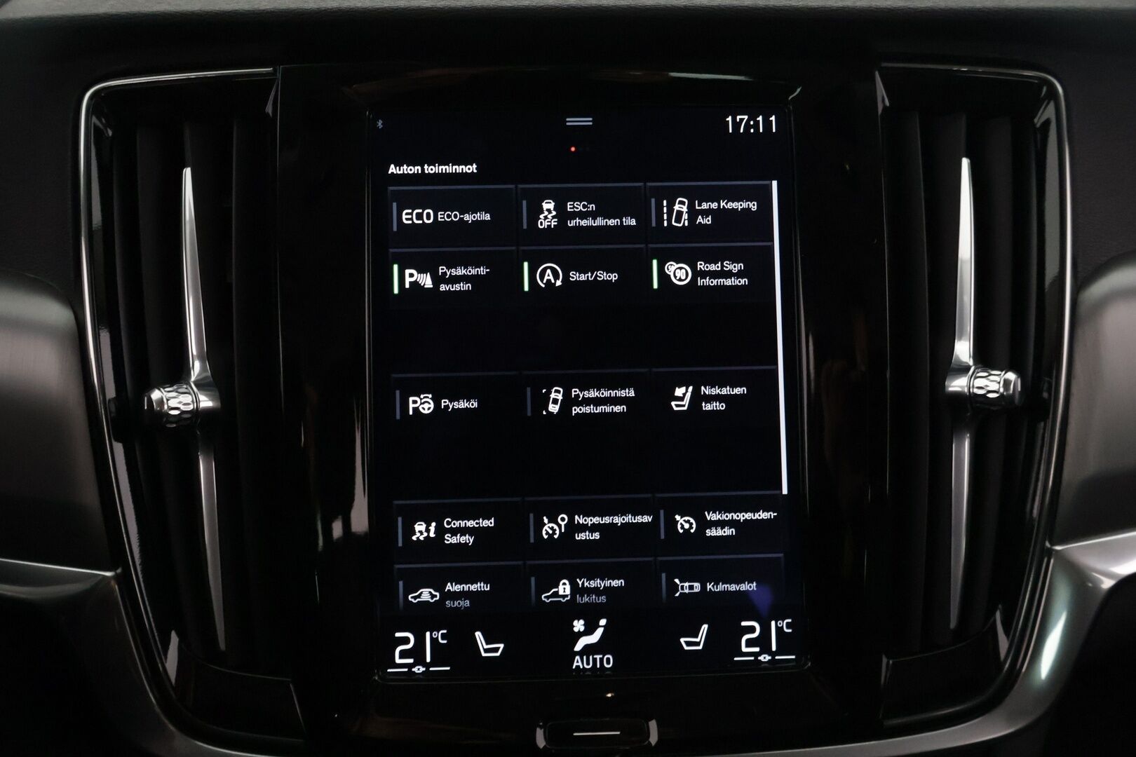 Volvo V90 2016 D4 Business aut *Pilot Assist / Webasto / Tutkat / Puolinahat / Navi / VOC / Ratinlämmitin / KeylessGo - 2x Renkaat Aluvanteilla / Super-Siisti