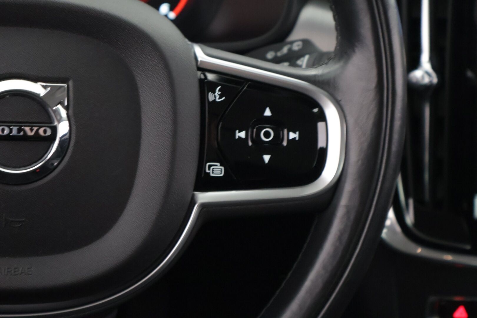 Volvo V90 2016 D4 Business aut *Pilot Assist / Webasto / Tutkat / Puolinahat / Navi / VOC / Ratinlämmitin / KeylessGo - 2x Renkaat Aluvanteilla / Super-Siisti
