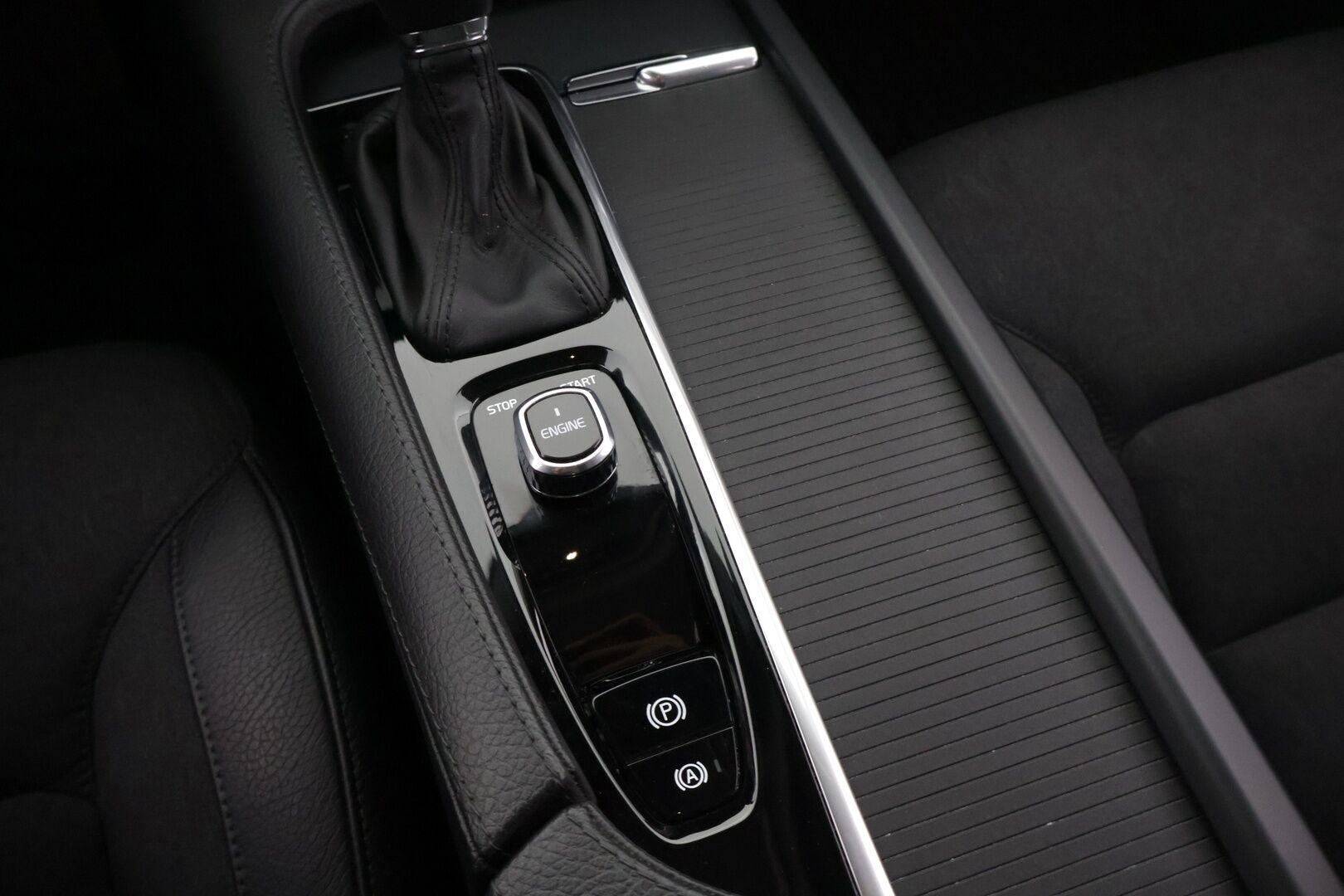 Volvo V90 2016 D4 Business aut *Pilot Assist / Webasto / Tutkat / Puolinahat / Navi / VOC / Ratinlämmitin / KeylessGo - 2x Renkaat Aluvanteilla / Super-Siisti