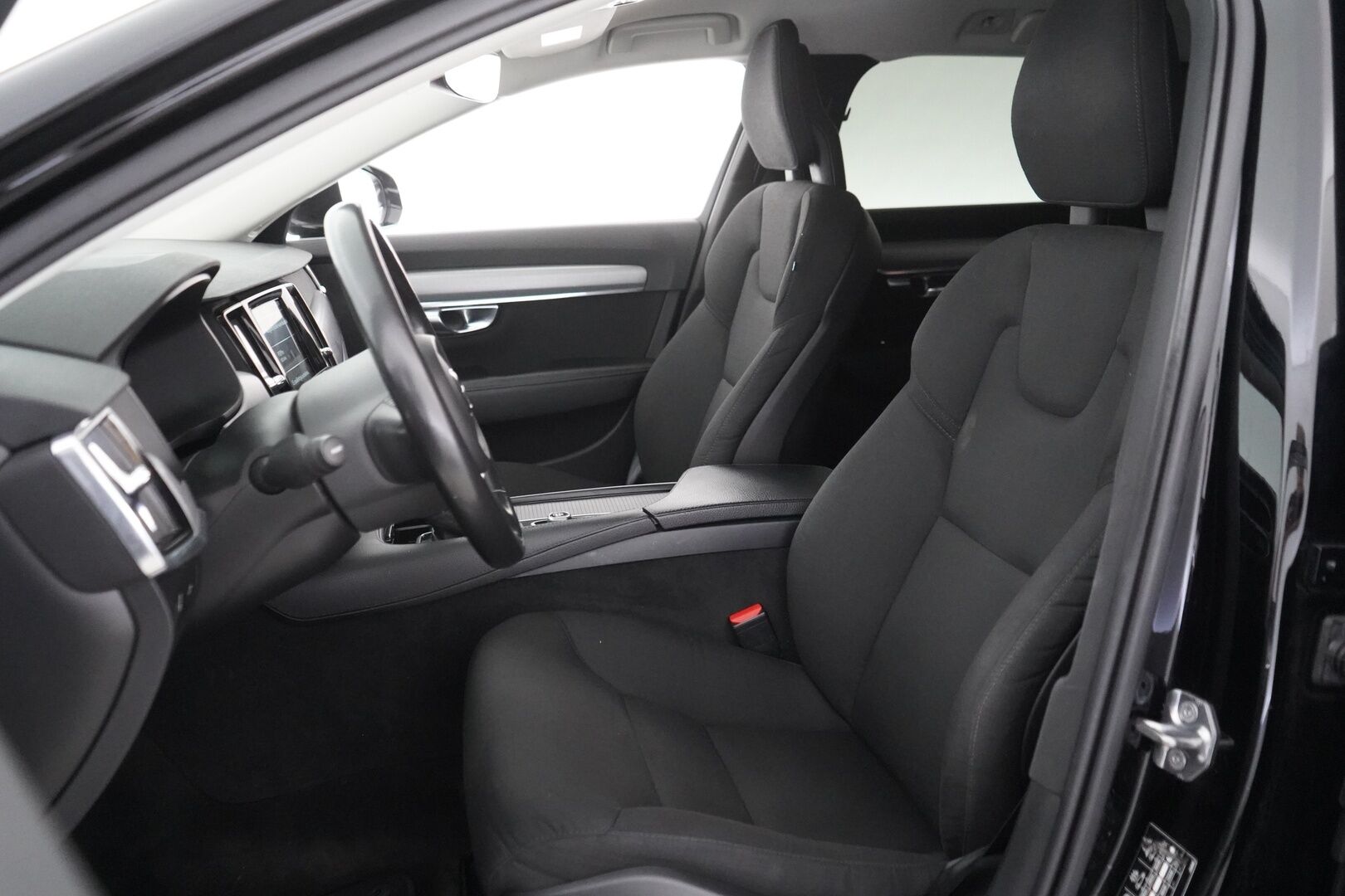 Volvo V90 2018 D3 Momentum aut - ACC | Pilot assist | LED | Webasto | Ratin lämmitys | Suomi-auto | Kahdet renkaat alumiinivanteilla | Särmä huoltohistoria!