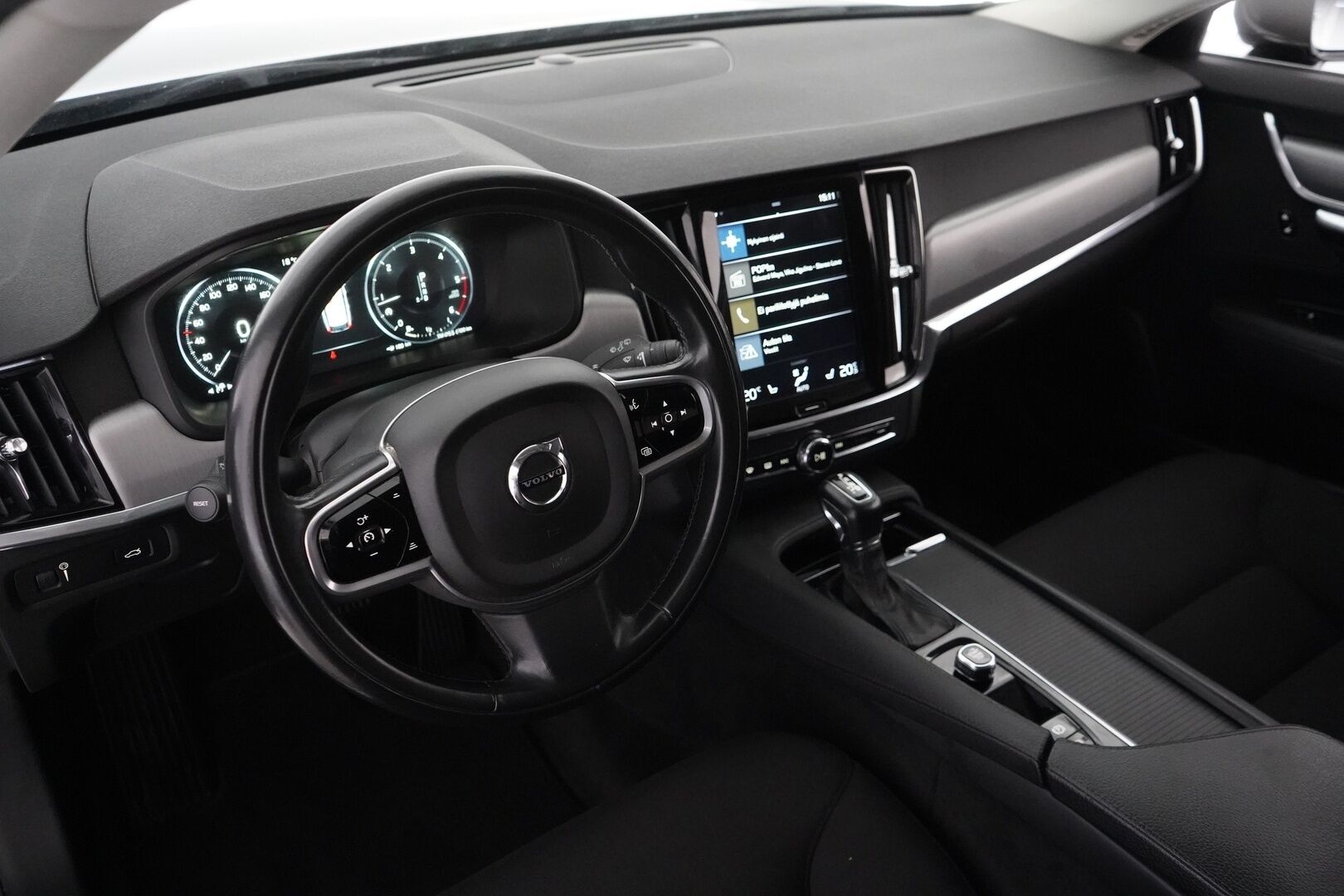 Volvo V90 2018 D3 Momentum aut - ACC | Pilot assist | LED | Webasto | Ratin lämmitys | Suomi-auto | Kahdet renkaat alumiinivanteilla | Särmä huoltohistoria!