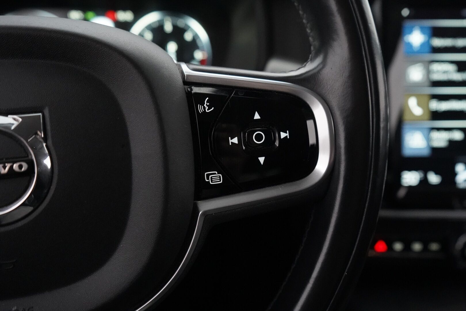 Volvo V90 2018 D3 Momentum aut - ACC | Pilot assist | LED | Webasto | Ratin lämmitys | Suomi-auto | Kahdet renkaat alumiinivanteilla | Särmä huoltohistoria!
