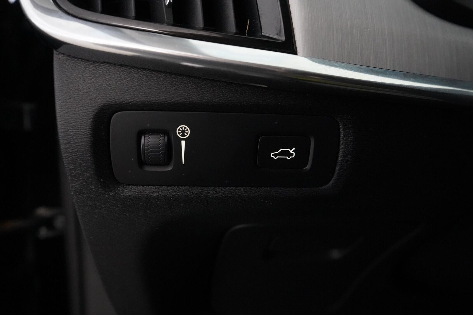 Volvo V90 2018 D3 Momentum aut - ACC | Pilot assist | LED | Webasto | Ratin lämmitys | Suomi-auto | Kahdet renkaat alumiinivanteilla | Särmä huoltohistoria!