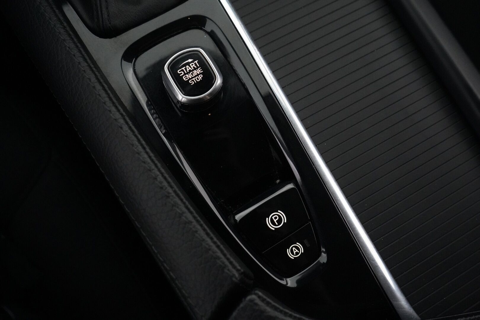 Volvo V90 2018 D3 Momentum aut - ACC | Pilot assist | LED | Webasto | Ratin lämmitys | Suomi-auto | Kahdet renkaat alumiinivanteilla | Särmä huoltohistoria!