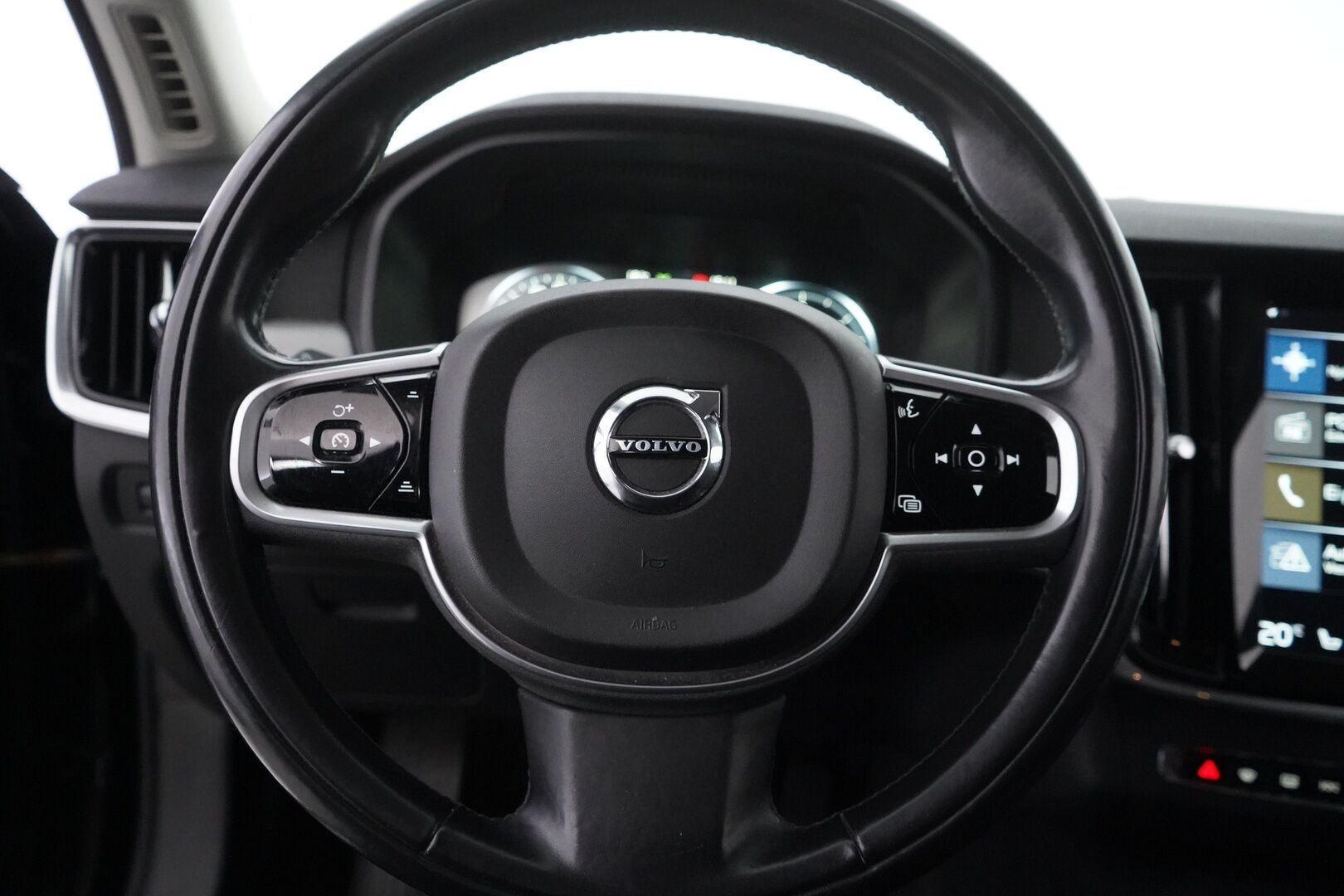 Volvo V90 2018 D3 Momentum aut - ACC | Pilot assist | LED | Webasto | Ratin lämmitys | Suomi-auto | Kahdet renkaat alumiinivanteilla | Särmä huoltohistoria!