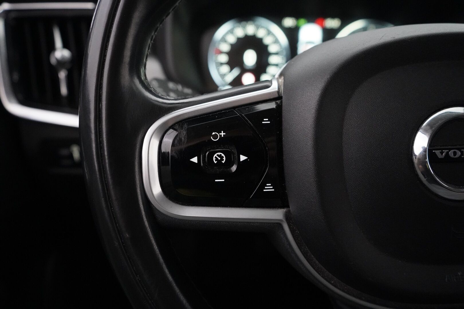Volvo V90 2018 D3 Momentum aut - ACC | Pilot assist | LED | Webasto | Ratin lämmitys | Suomi-auto | Kahdet renkaat alumiinivanteilla | Särmä huoltohistoria!