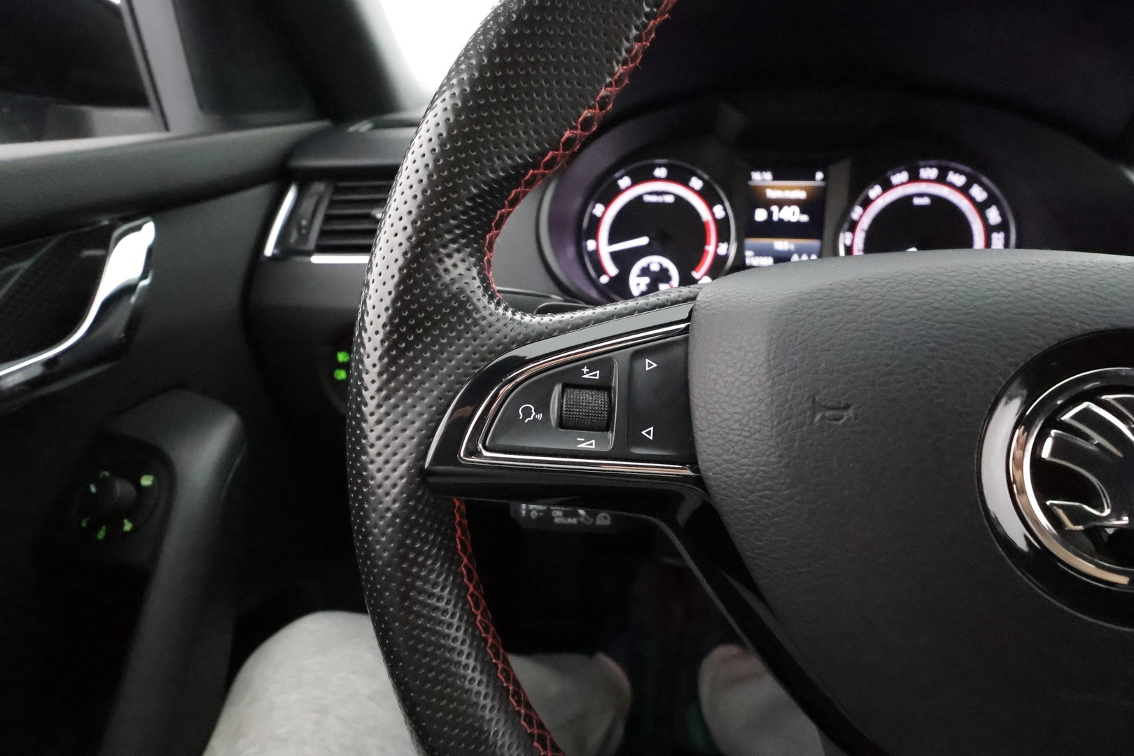Skoda Octavia 2018 Combi 2,0 TSI RS DSG **Adapt. vakkari / Webasto / P.kamera / Keyless / Apple&Android** - 3,99% KORKOTARJOUS TÄHÄN AUTOON 21.9. ASTI - Hyvällä pidolla ollut, 2 om. Suomi-Auto!