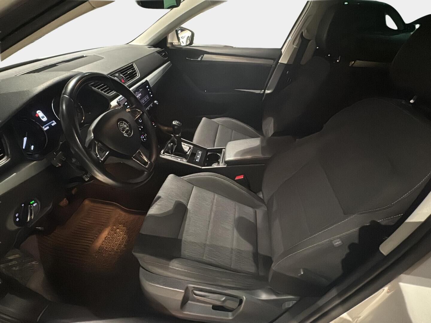 Skoda Superb 2018 2,0 TDI 150 Ambition BusinessLine *Adapt. vakkari / Webasto / Läm. tuulilasi / Carplay / Koukku / 2x renkaat* - Juuri saapunut! / Siisti yksilö! / Ilmainen kotiintoimitus - HULLUT AVAJAISHULINAT KORKOTARJOUS 3,29 %