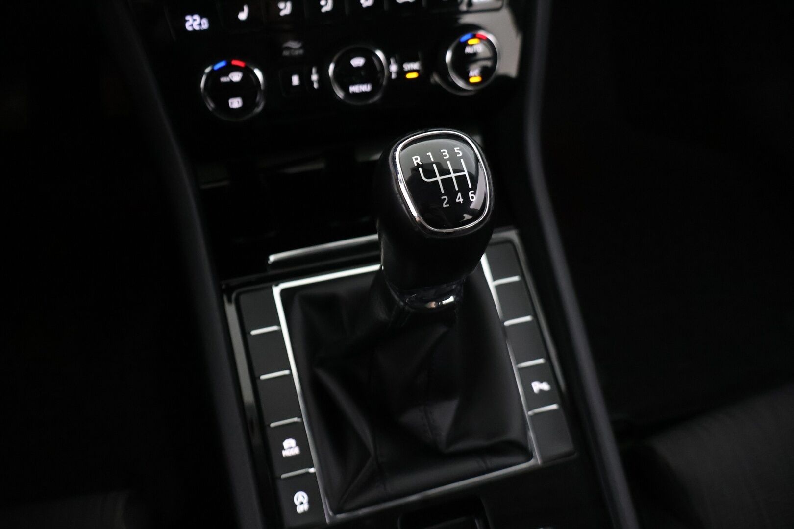 Skoda Superb 2018 2,0 TDI 150 Ambition BusinessLine - Adapt. vakkari | Webasto | Läm. tuulilasi | Carplay | Koukku | 2x renkaat