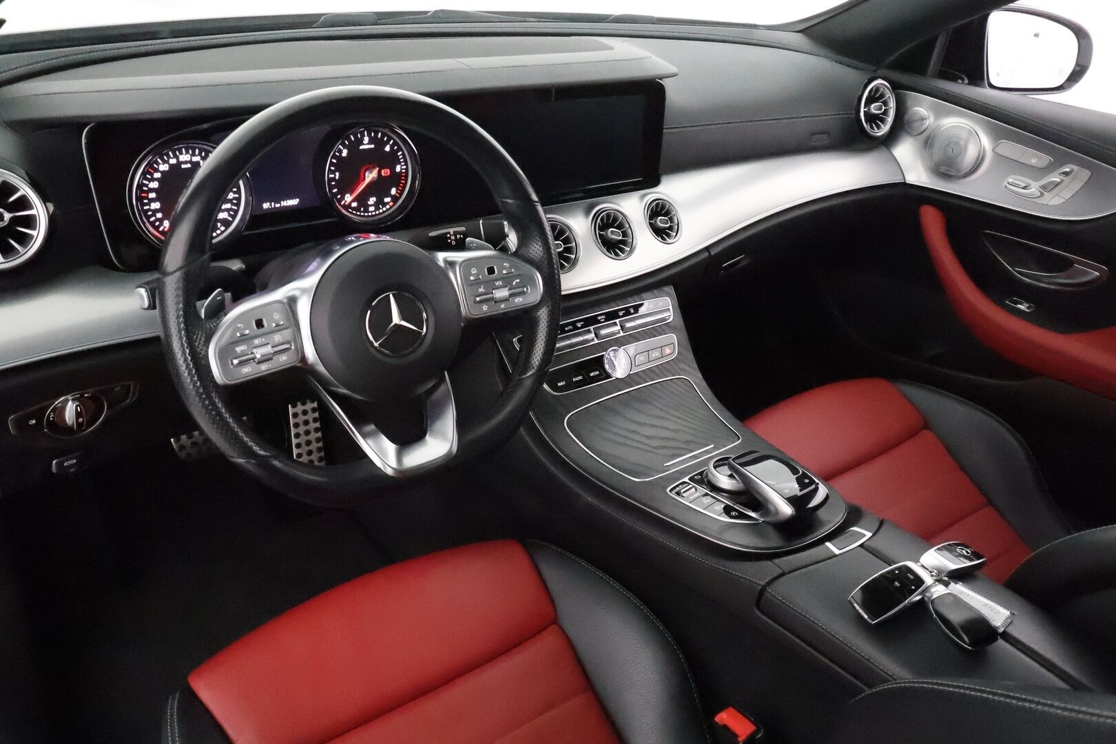 Mercedes-Benz E 2018 220 d 4Matic A Coupé Business AMG **Burmester / Muistipenkit / Lasikattoluukku / Multibeam LED / 360° / Navi** - 3,99 % KORKOTARJOUS TÄHÄN AUTOON - Suomi-auto / Kahdet renkaat aluvanteilla / Webasto / Puna-mustat nahat