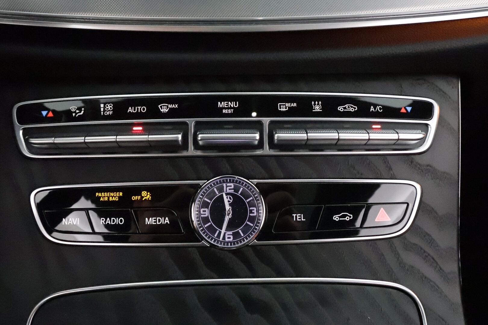 Mercedes-Benz E 2018 220 d 4Matic A Coupé Business AMG **Burmester / Muistipenkit / Lasikattoluukku / Multibeam LED / 360° / Navi** - 3,99 % KORKOTARJOUS TÄHÄN AUTOON - Suomi-auto / Kahdet renkaat aluvanteilla / Webasto / Puna-mustat nahat