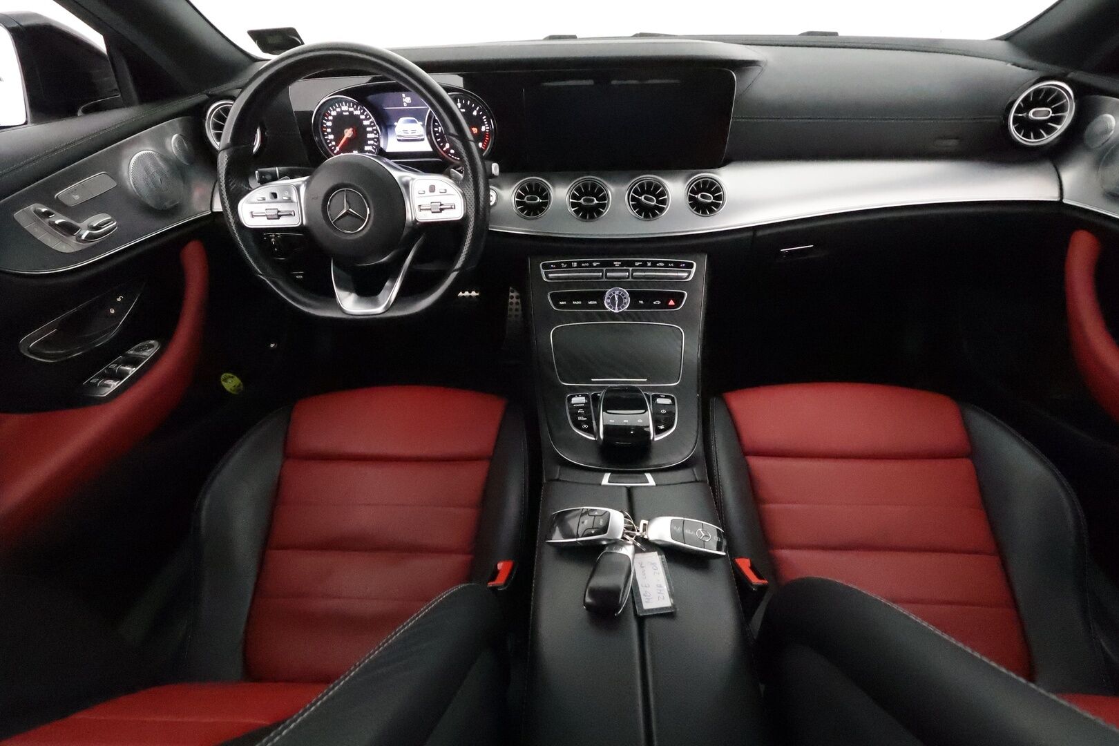 Mercedes-Benz E 2018 220 d 4Matic A Coupé Business AMG **Burmester / Muistipenkit / Lasikattoluukku / Multibeam LED / 360° / Navi** - 3,99 % KORKOTARJOUS TÄHÄN AUTOON - Suomi-auto / Kahdet renkaat aluvanteilla / Webasto / Puna-mustat nahat