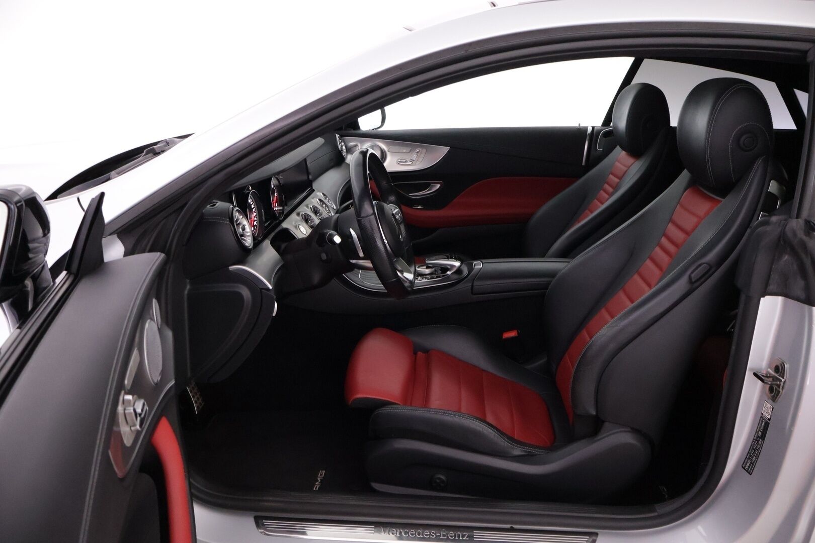 Mercedes-Benz E 2019 220 d 4Matic A Coupé Business AMG **Webasto / Burmester / Muistipenkit / Kessy / Lasikattoluukku / Multibeam LED / 360° / Navi** - Suomi-auto / Kahdet renkaat aluvanteilla / Puna-mustat nahat