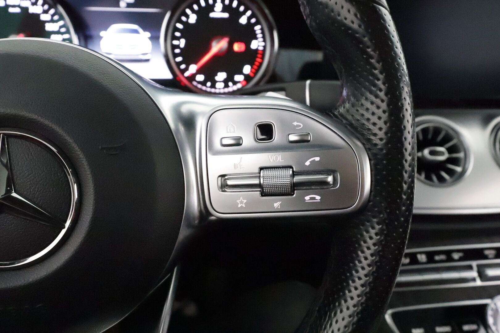 Mercedes-Benz E 2018 220 d 4Matic A Coupé Business AMG **Burmester / Muistipenkit / Lasikattoluukku / Multibeam LED / 360° / Navi** - 3,99 % KORKOTARJOUS TÄHÄN AUTOON - Suomi-auto / Kahdet renkaat aluvanteilla / Webasto / Puna-mustat nahat