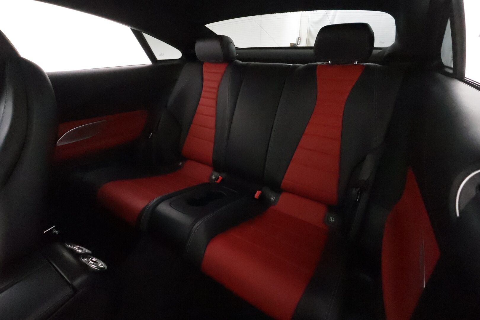 Mercedes-Benz E 2018 220 d 4Matic A Coupé Business AMG **Burmester / Muistipenkit / Lasikattoluukku / Multibeam LED / 360° / Navi** - 3,99 % KORKOTARJOUS TÄHÄN AUTOON - Suomi-auto / Kahdet renkaat aluvanteilla / Webasto / Puna-mustat nahat