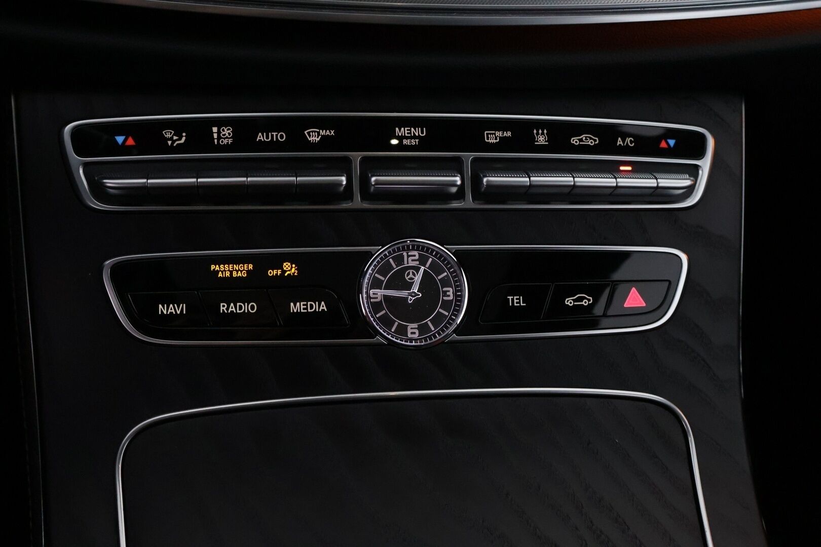 Mercedes-Benz E 2019 220 d 4Matic A Coupé Business AMG **Webasto / Burmester / Muistipenkit / Kessy / Lasikattoluukku / Multibeam LED / 360° / Navi** - Suomi-auto / Kahdet renkaat aluvanteilla / Puna-mustat nahat