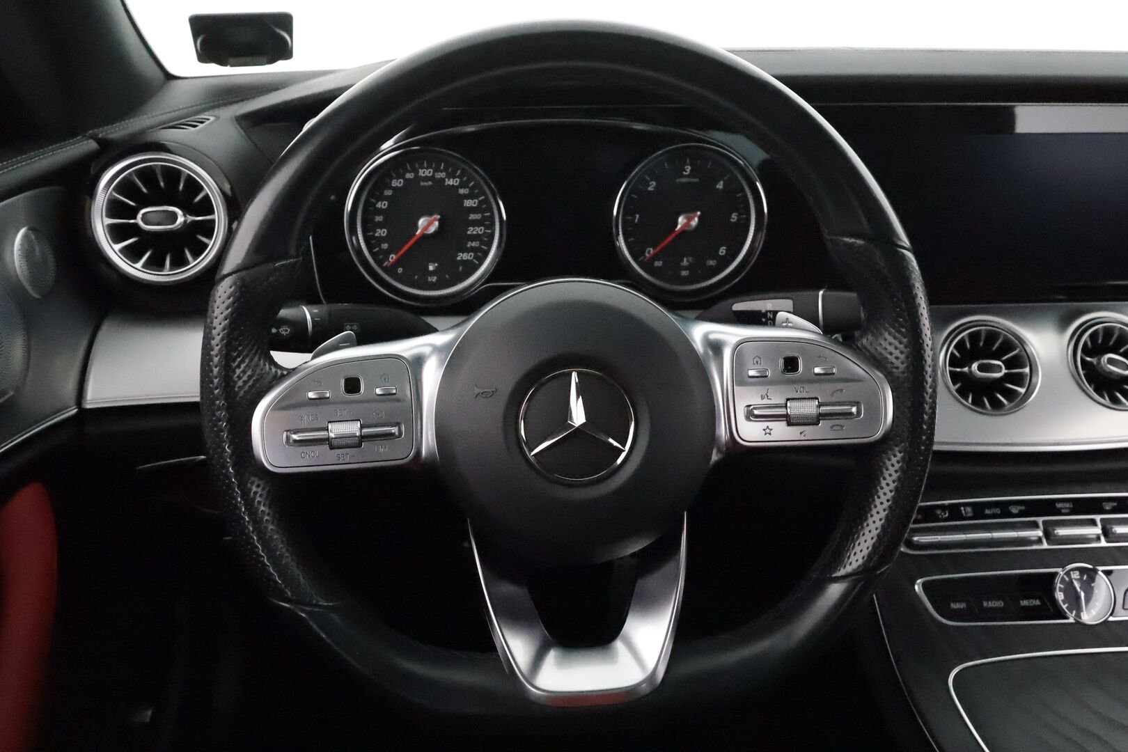 Mercedes-Benz E 2018 220 d 4Matic A Coupé Business AMG **Burmester / Muistipenkit / Lasikattoluukku / Multibeam LED / 360° / Navi** - 3,99 % KORKOTARJOUS TÄHÄN AUTOON - Suomi-auto / Kahdet renkaat aluvanteilla / Webasto / Puna-mustat nahat