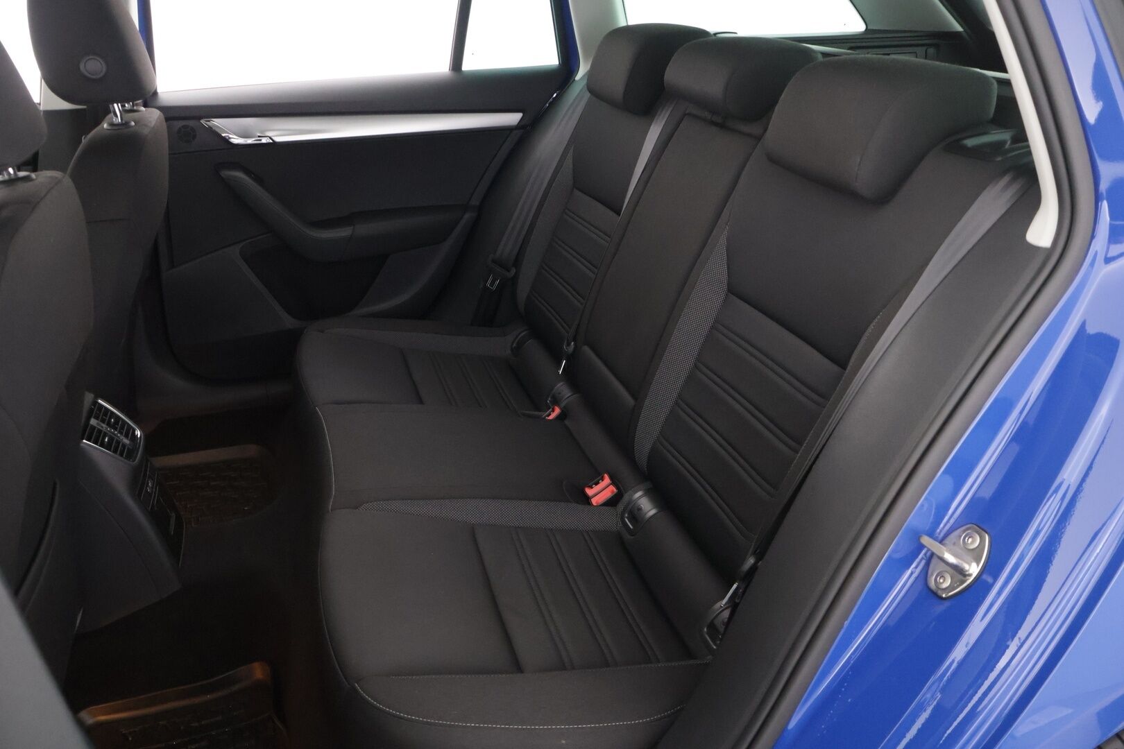Skoda Octavia 2018 Combi 2,0 TDI 150 Ambition DSG Autom. */ 2.om Suomi-auto / Webasto / Vakkari / Läm. tuulilasi / Carplay / 2x renkaat /* - Hihna tehty 12/24 / Siisti yksilö / 2x renkaat
