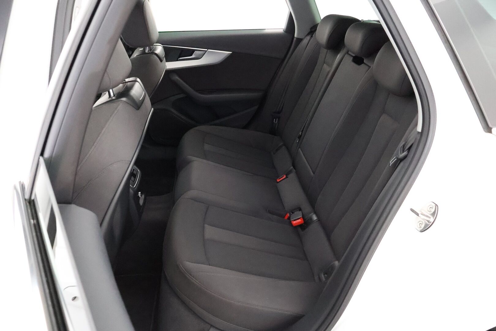 Audi A4 2018 Avant Business Sport Comfort S line Edition 2,0 TDI 140 kW quattro S tronic - Suomiauto / Webasto / Sporttipenkit / Vetokoukku / Sähköluukku / Vakkari / KeylessGo / Juuri tullut Tampereelle!