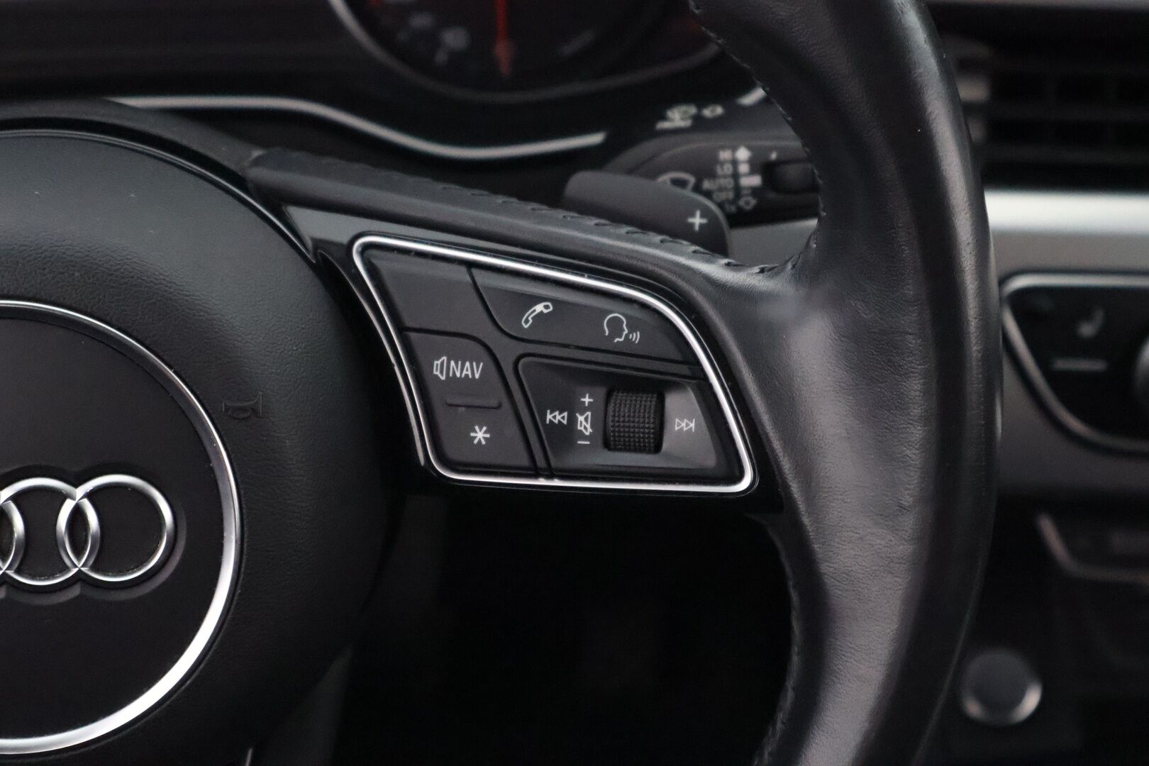 Audi A4 2018 Avant Business Sport Comfort S line Edition 2,0 TDI 140 kW quattro S tronic - Suomiauto / Webasto / Sporttipenkit / Vetokoukku / Sähköluukku / Vakkari / KeylessGo / Juuri tullut Tampereelle!
