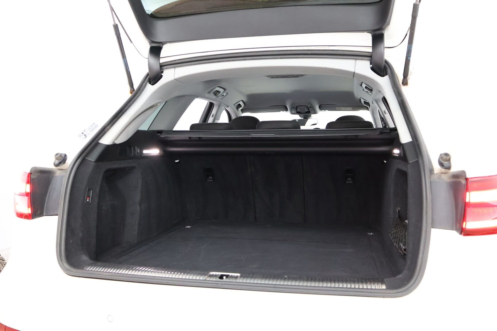 Audi A4 2018 Avant Business Sport Comfort S line Edition 2,0 TDI 140 kW quattro S tronic - Suomiauto / Webasto / Sporttipenkit / Vetokoukku / Sähköluukku / Vakkari / KeylessGo / Juuri tullut Tampereelle!