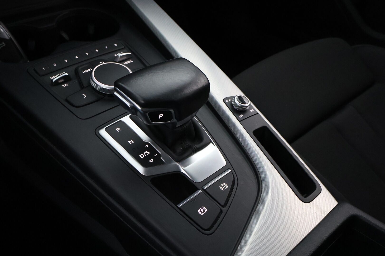 Audi A4 2018 Avant Business Sport Comfort S line Edition 2,0 TDI 140 kW quattro S tronic - Suomiauto / Webasto / Sporttipenkit / Vetokoukku / Sähköluukku / Vakkari / KeylessGo / Juuri tullut Tampereelle!
