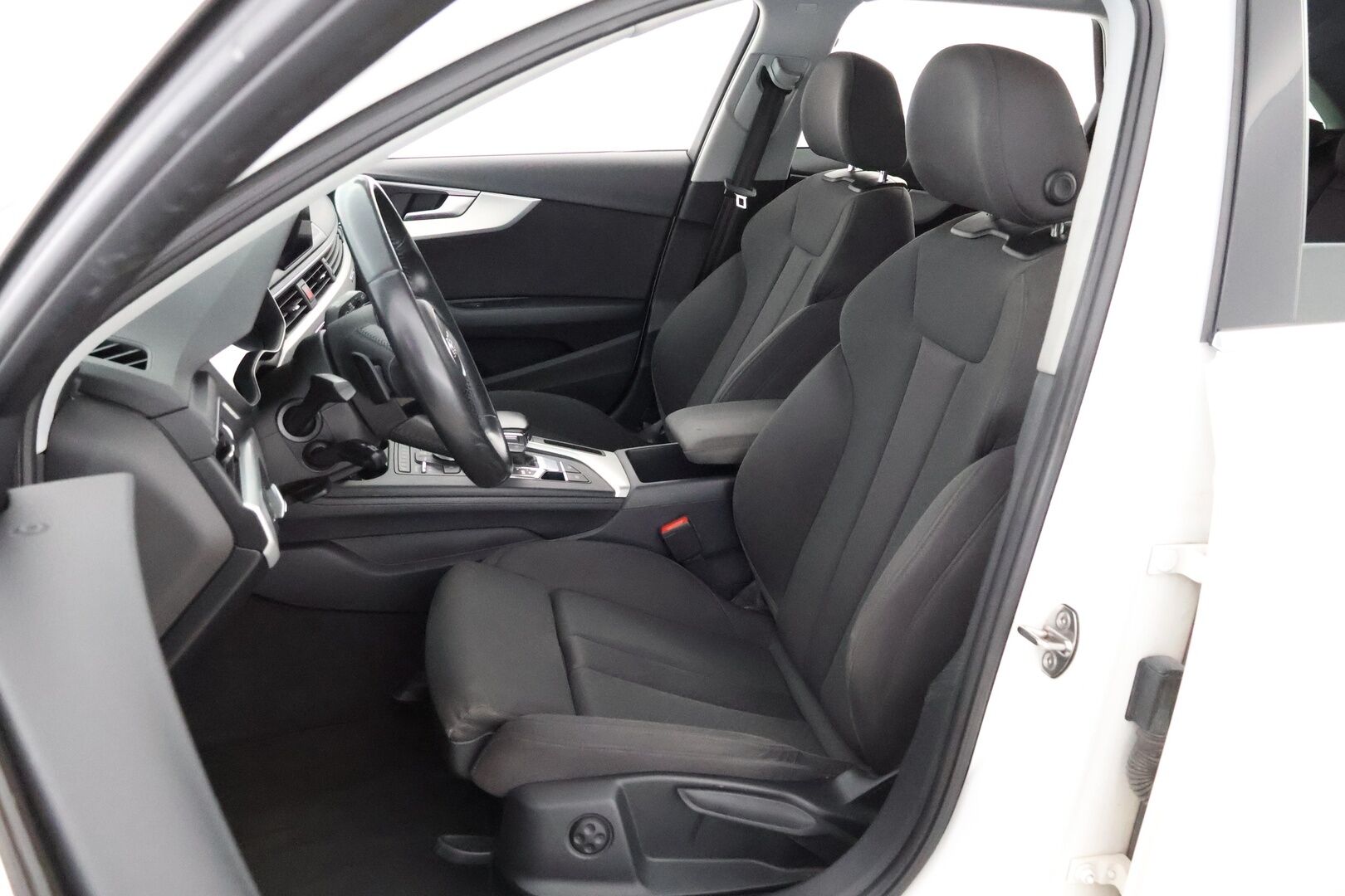 Audi A4 2018 Avant Business Sport Comfort S line Edition 2,0 TDI 140 kW quattro S tronic - Suomiauto / Webasto / Sporttipenkit / Vetokoukku / Sähköluukku / Vakkari / KeylessGo / Juuri tullut Tampereelle!