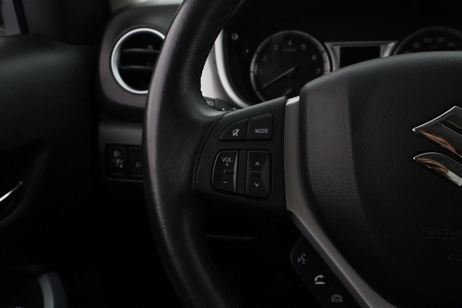 Suzuki Vitara 2018 1,6 VVT 4WD GL+ 5MT - | ACC | Koukku | P.kamera | Lohko+sisälämmitin | Navi | Apple & Android | BT | Aut. ilmastointi | Nelivedon lukko | 1-om suomiauto |