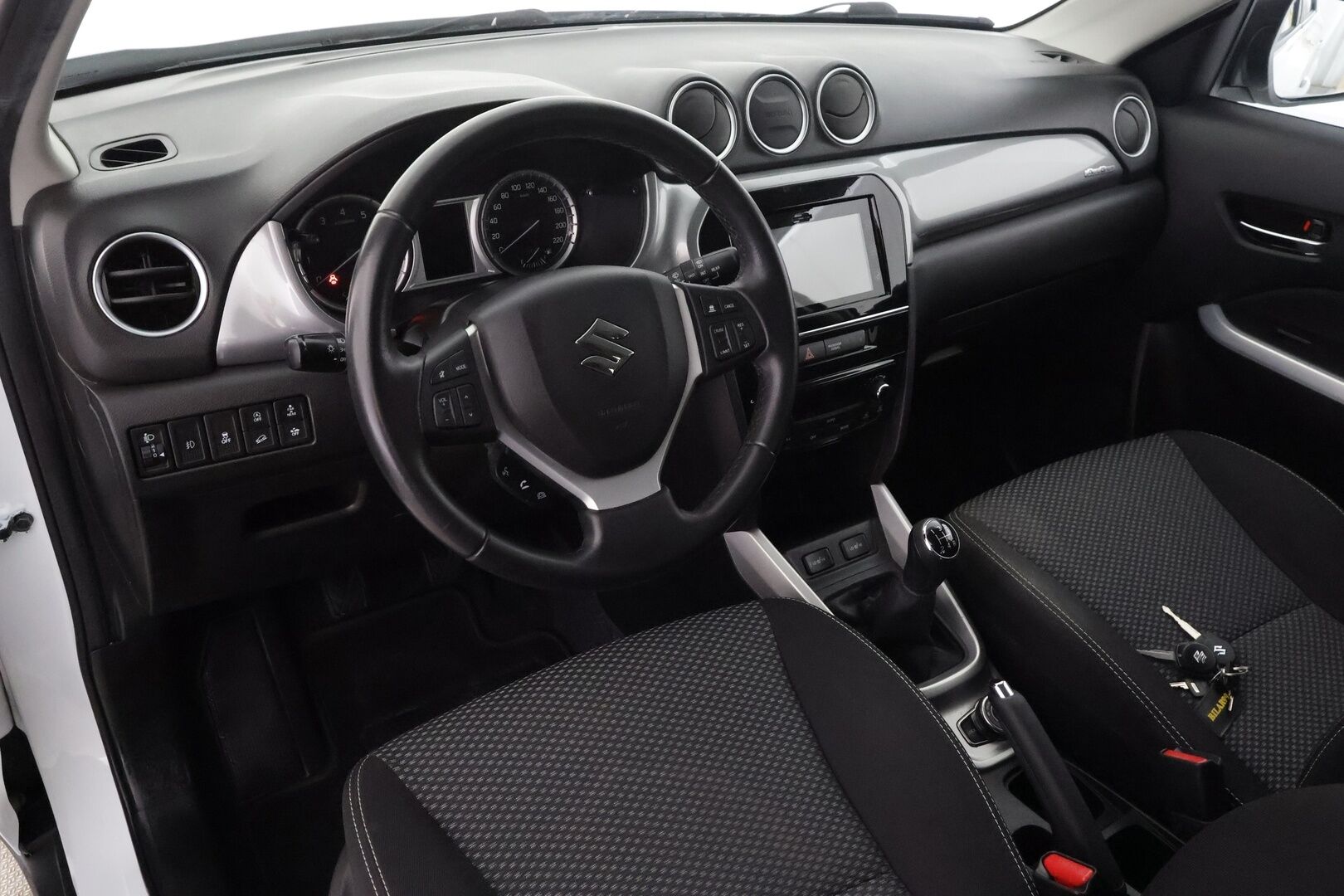 Suzuki Vitara 2018 1,6 VVT 4WD GL+ 5MT - | ACC | Koukku | P.kamera | Lohko+sisälämmitin | Navi | Apple & Android | BT | Aut. ilmastointi | Nelivedon lukko | 1-om suomiauto |