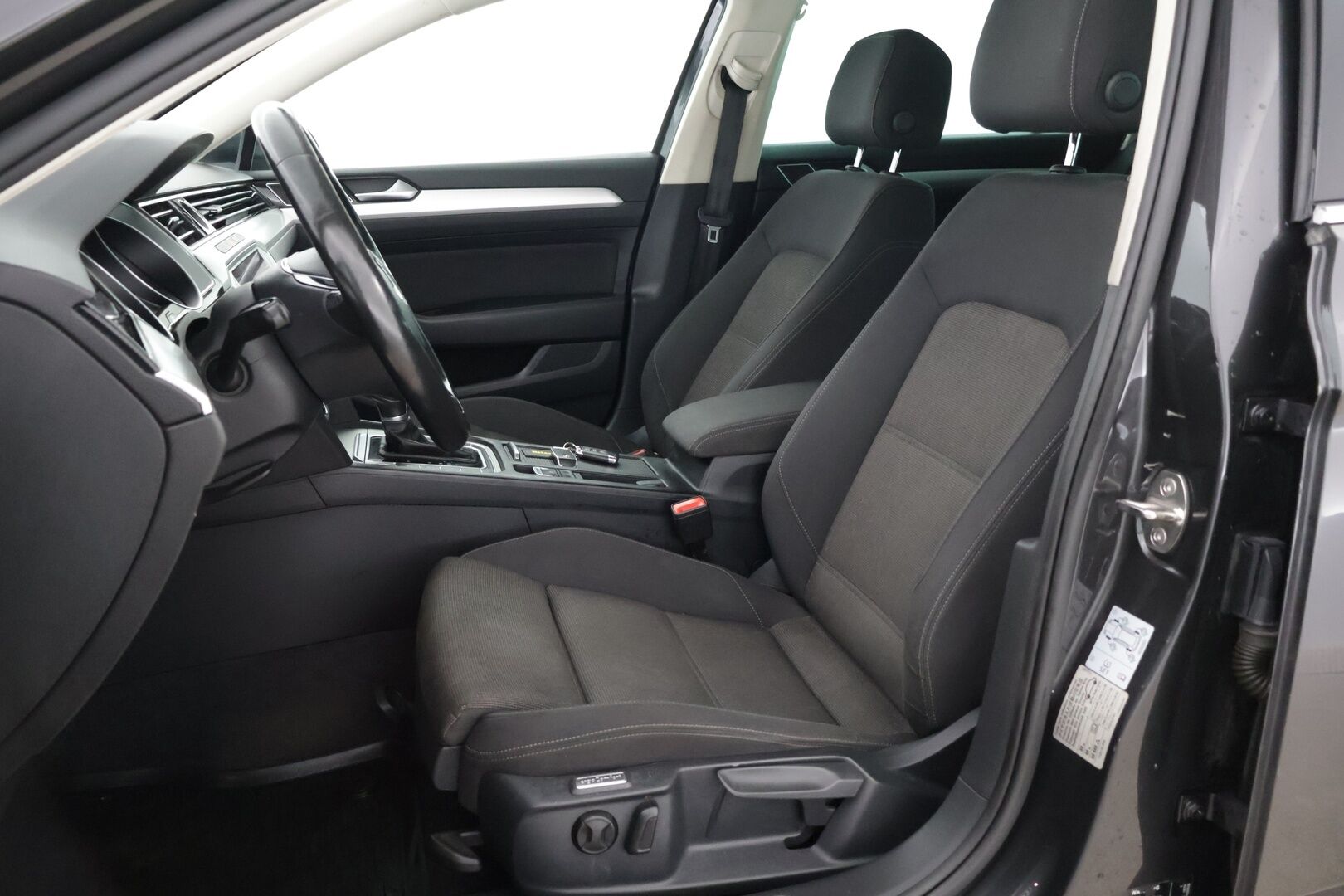 Volkswagen Passat 2018 Variant Comfortline 1,6 TDI 88 kW (120 hv) DSG-automaatti Football Edition** YritysOutlet - Myydään vain yrityksille - Suomi-auto / 2 renkaat / Webasto / Adapt. Vakionopeudensäädin / Vetokoukku *