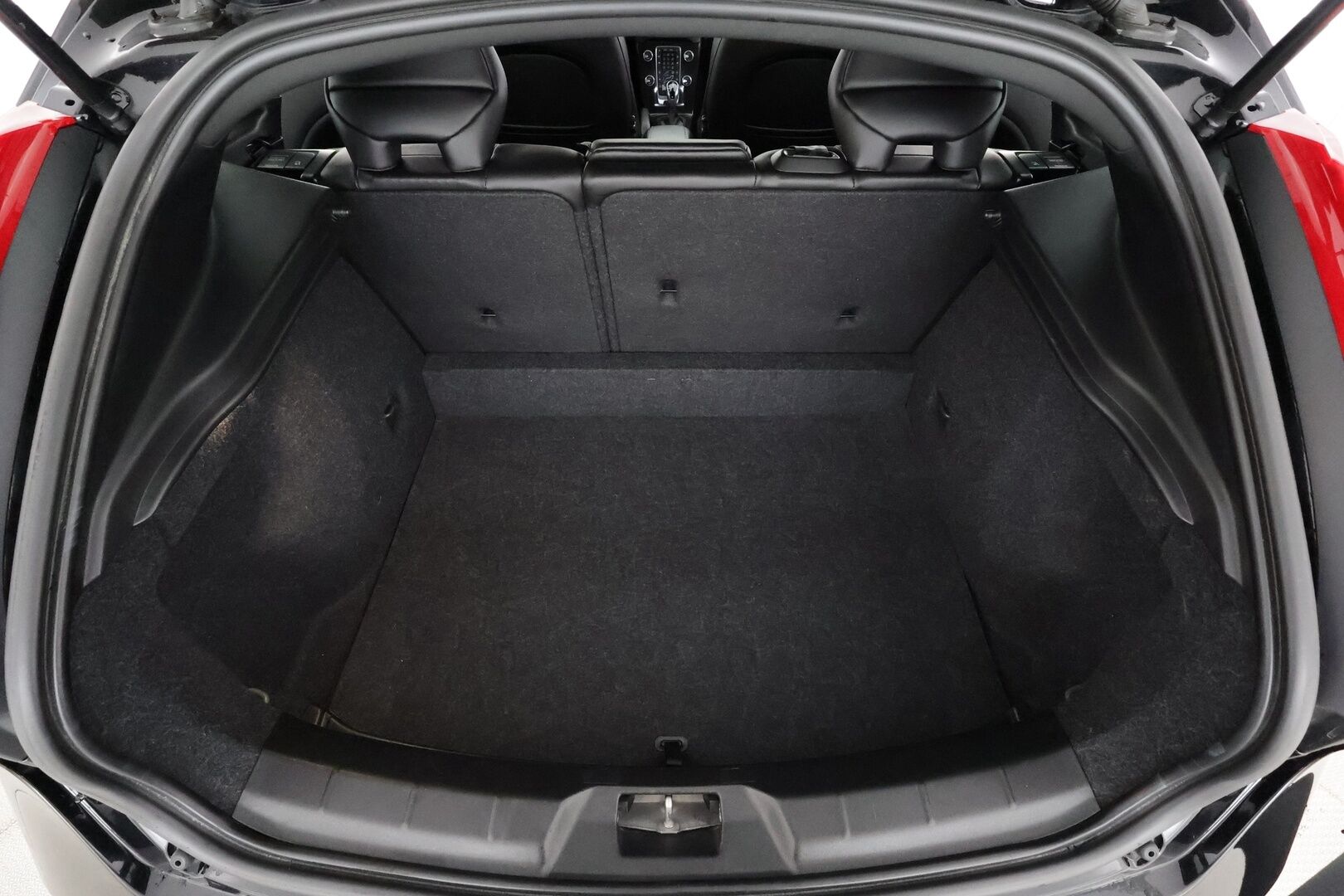Volvo V40 2019 T2 Business Dynamic Edition aut - | Vakkari | Webasto | Muistipenkki | Xenon | Nahat | P.tutka | Digimittaristo | Suomi-auto | Kahdet Renkaat |