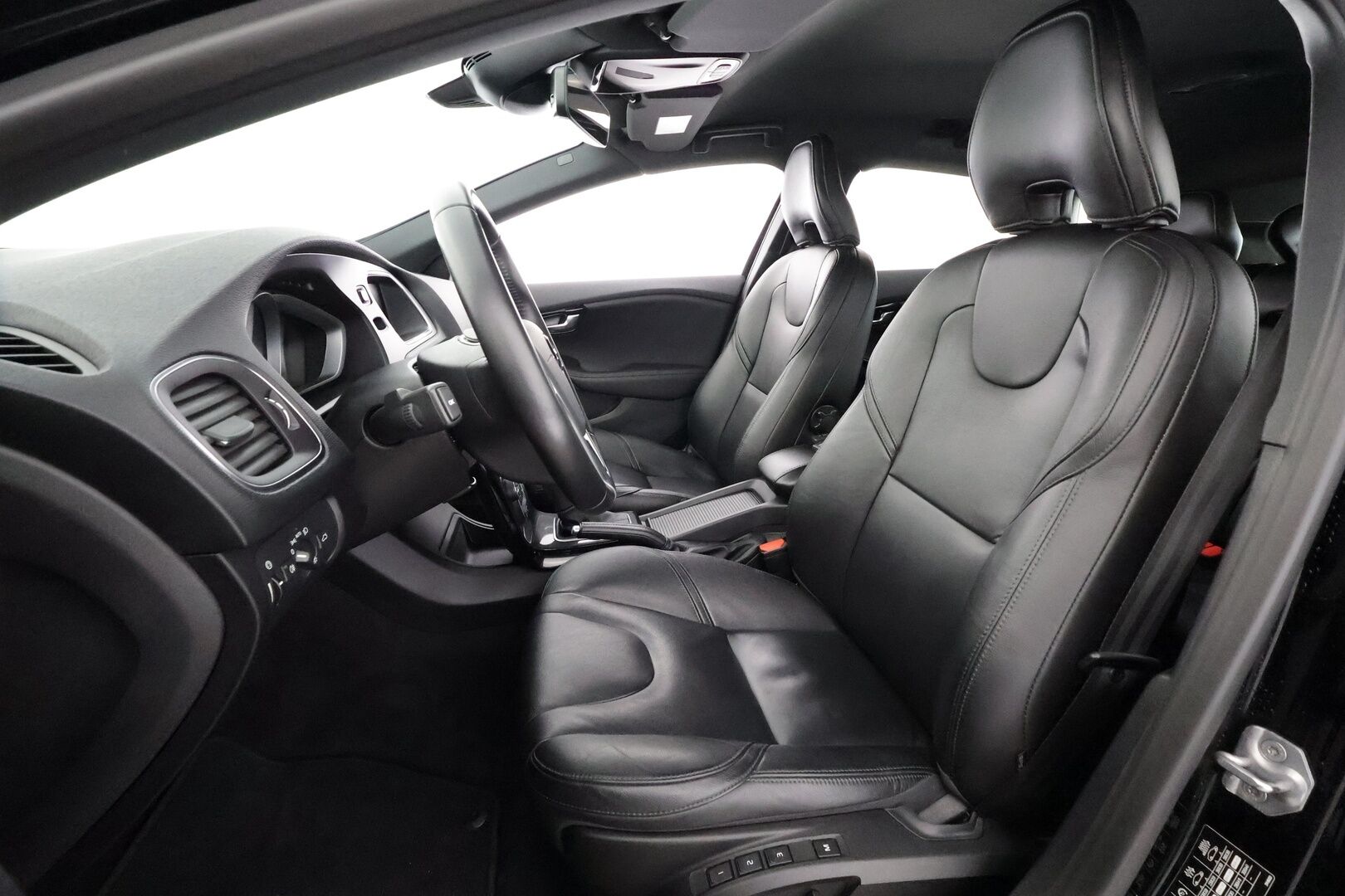 Volvo V40 2019 T2 Business Dynamic Edition aut - | Vakkari | Webasto | Muistipenkki | Xenon | Nahat | P.tutka | Digimittaristo | Suomi-auto | Kahdet Renkaat |