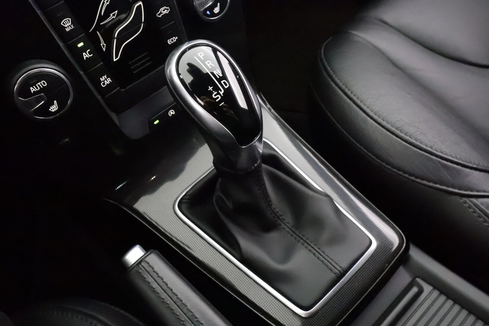 Volvo V40 2019 T2 Business Dynamic Edition aut - | Vakkari | Webasto | Muistipenkki | Xenon | Nahat | P.tutka | Digimittaristo | Suomi-auto | Kahdet Renkaat |