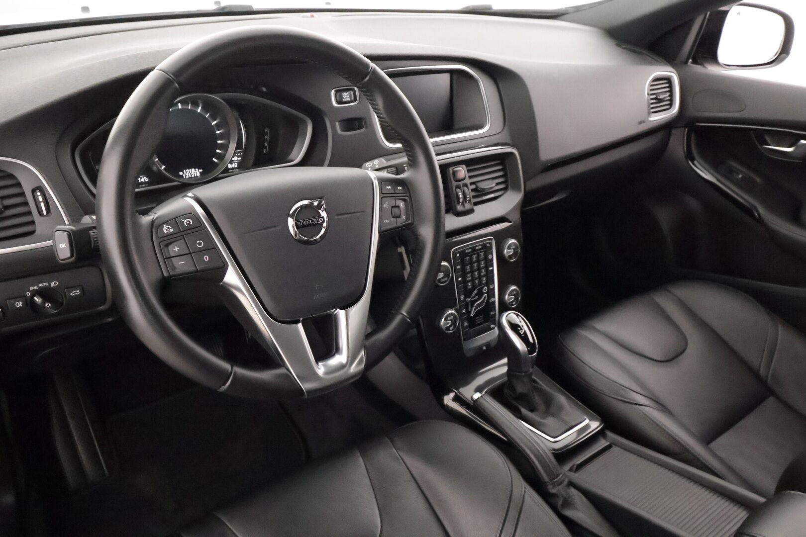 Volvo V40 2019 T2 Business Dynamic Edition aut - | Vakkari | Webasto | Muistipenkki | Xenon | Nahat | P.tutka | Digimittaristo | Suomi-auto | Kahdet Renkaat |