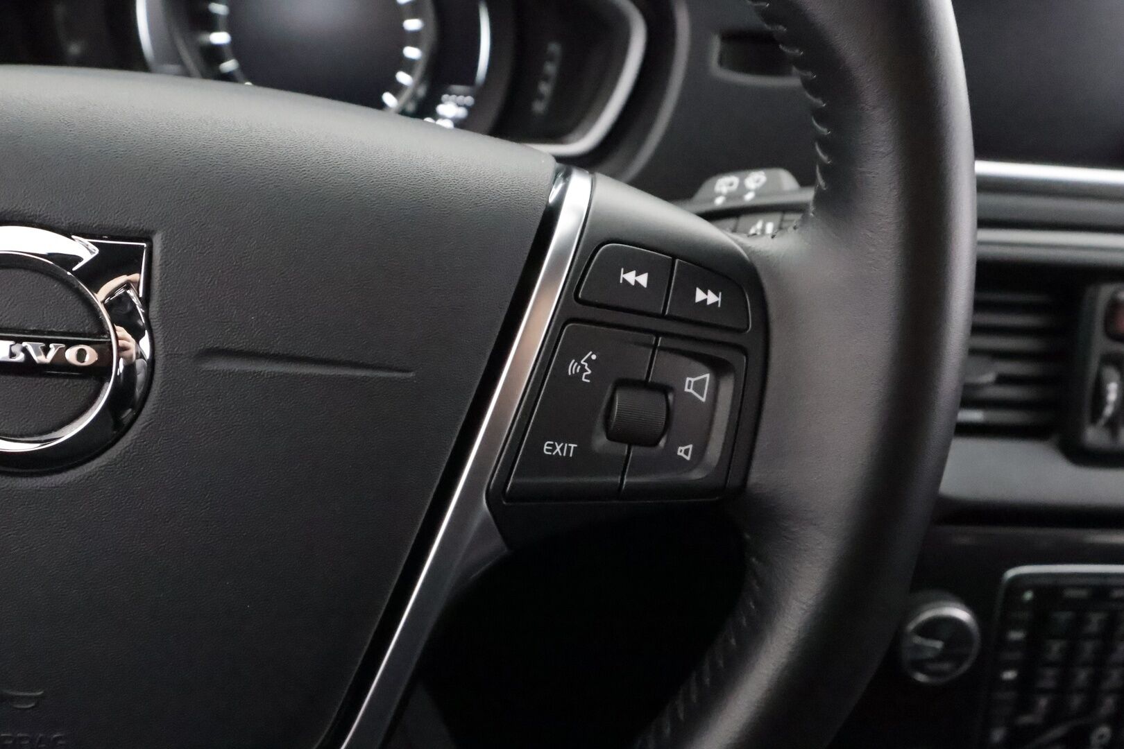 Volvo V40 2019 T2 Business Dynamic Edition aut - | Vakkari | Webasto | Muistipenkki | Xenon | Nahat | P.tutka | Digimittaristo | Suomi-auto | Kahdet Renkaat |