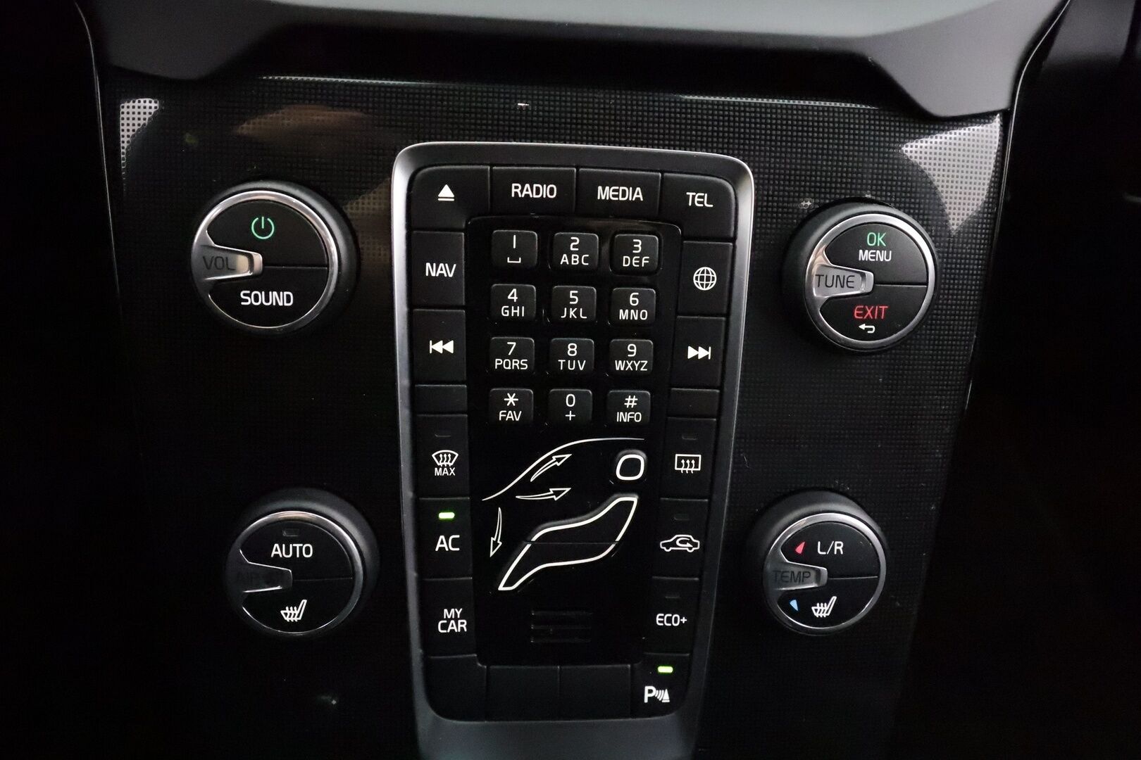 Volvo V40 2019 T2 Business Dynamic Edition aut - | Vakkari | Webasto | Muistipenkki | Xenon | Nahat | P.tutka | Digimittaristo | Suomi-auto | Kahdet Renkaat |