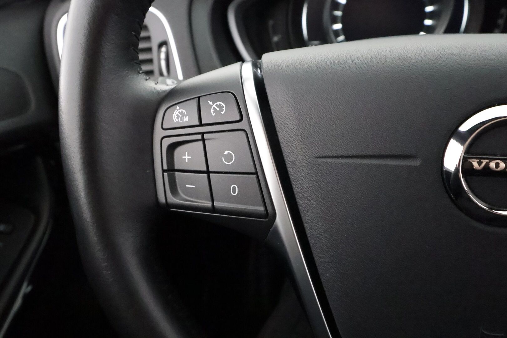 Volvo V40 2019 T2 Business Dynamic Edition aut - | Vakkari | Webasto | Muistipenkki | Xenon | Nahat | P.tutka | Digimittaristo | Suomi-auto | Kahdet Renkaat |