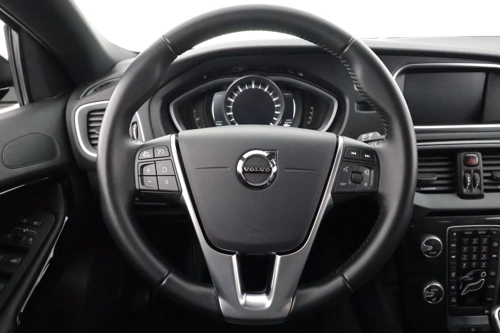 Volvo V40 2019 T2 Business Dynamic Edition aut - | Vakkari | Webasto | Muistipenkki | Xenon | Nahat | P.tutka | Digimittaristo | Suomi-auto | Kahdet Renkaat |