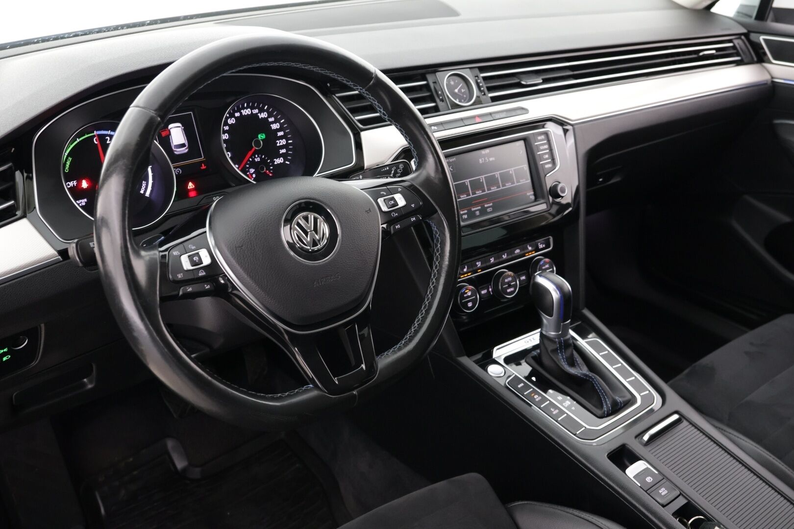 Volkswagen Passat 2016 Variant GTE Plug-In Hybrid 160 kW (218 hv) DSG-automaatti - *Tästä timanttinen luottopeli vaihdetulla akulla!*