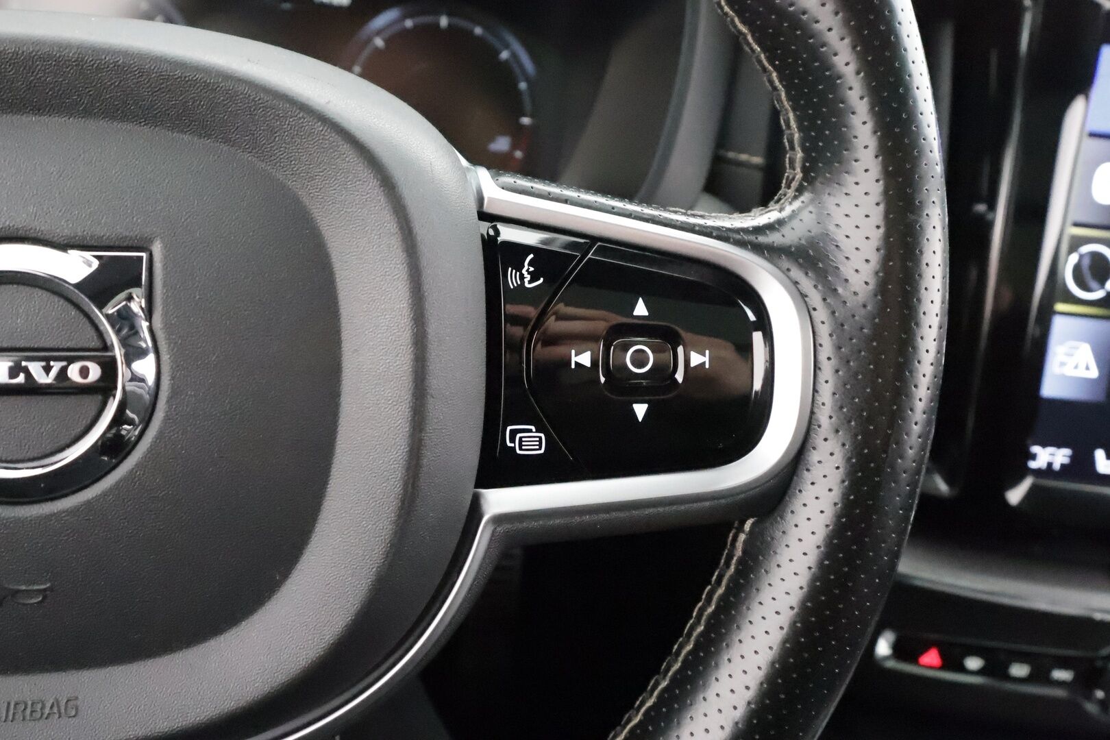 Volvo XC60 2019 D4 AWD Business R-Design aut * Pilot Assist / Webasto / Koukku / Panorama / P.Kamera / Muistipenkki * - Suomi-auto / Kahdet Renkaat