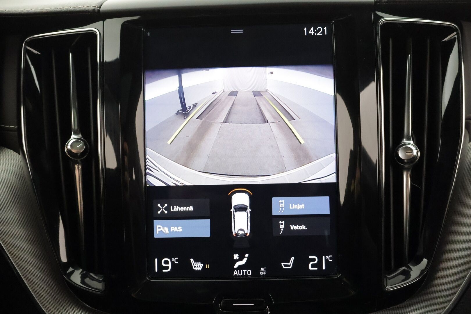 Volvo XC60 2019 D4 AWD Business R-Design aut * Pilot Assist / Webasto / Koukku / Panorama / P.Kamera / Muistipenkki * - Suomi-auto / Kahdet Renkaat / Ehta diesel neliveto ei hybrid tekniikkaa! - HULLUT AVAJAISHULINAT KORKOTARJOUS 3,29 %