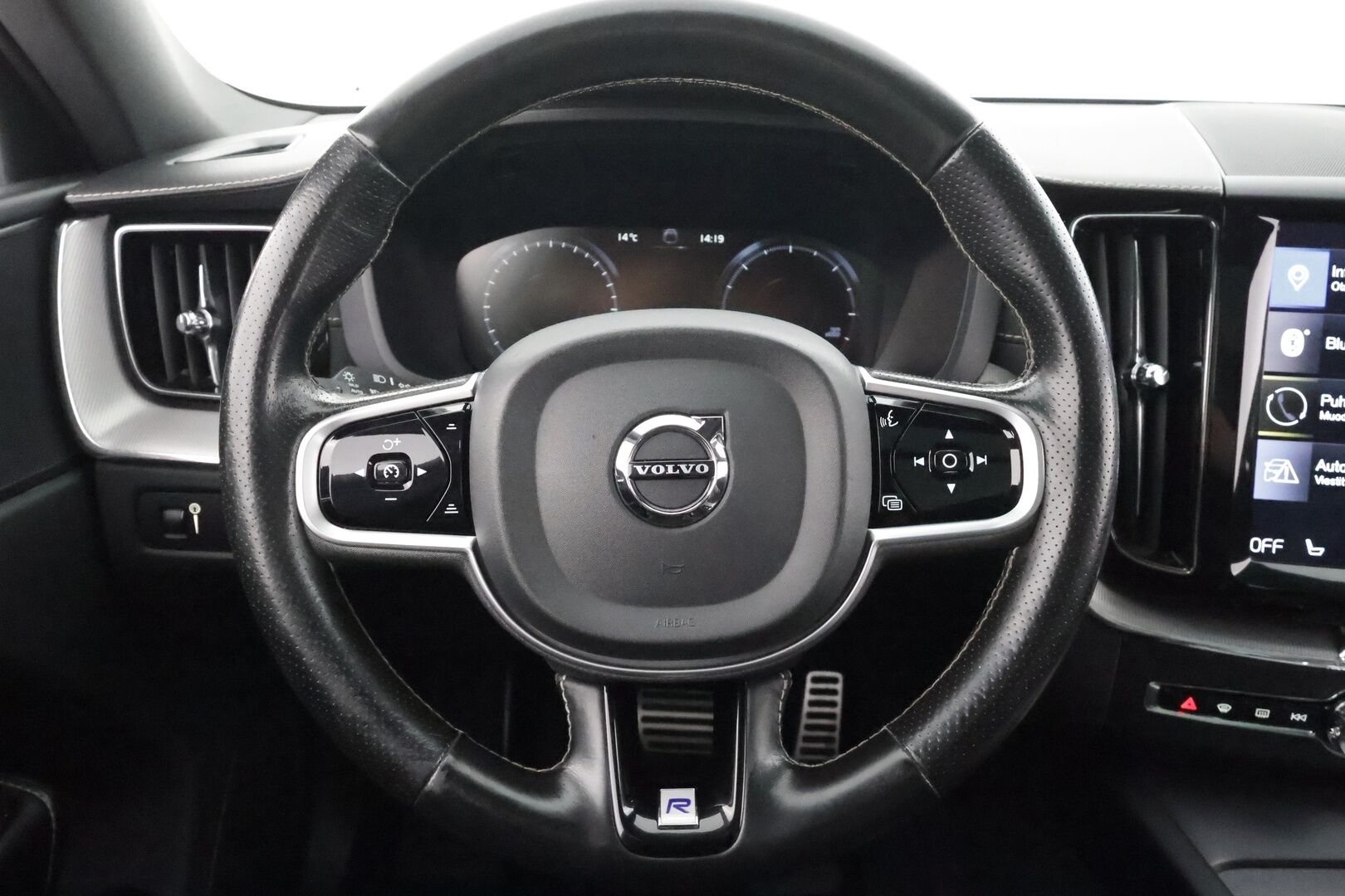 Volvo XC60 2019 D4 AWD Business R-Design aut * Pilot Assist / Webasto / Koukku / Panorama / P.Kamera / Muistipenkki * - Suomi-auto / Kahdet Renkaat / Ehta diesel neliveto ei hybrid tekniikkaa! - HULLUT AVAJAISHULINAT KORKOTARJOUS 3,29 %