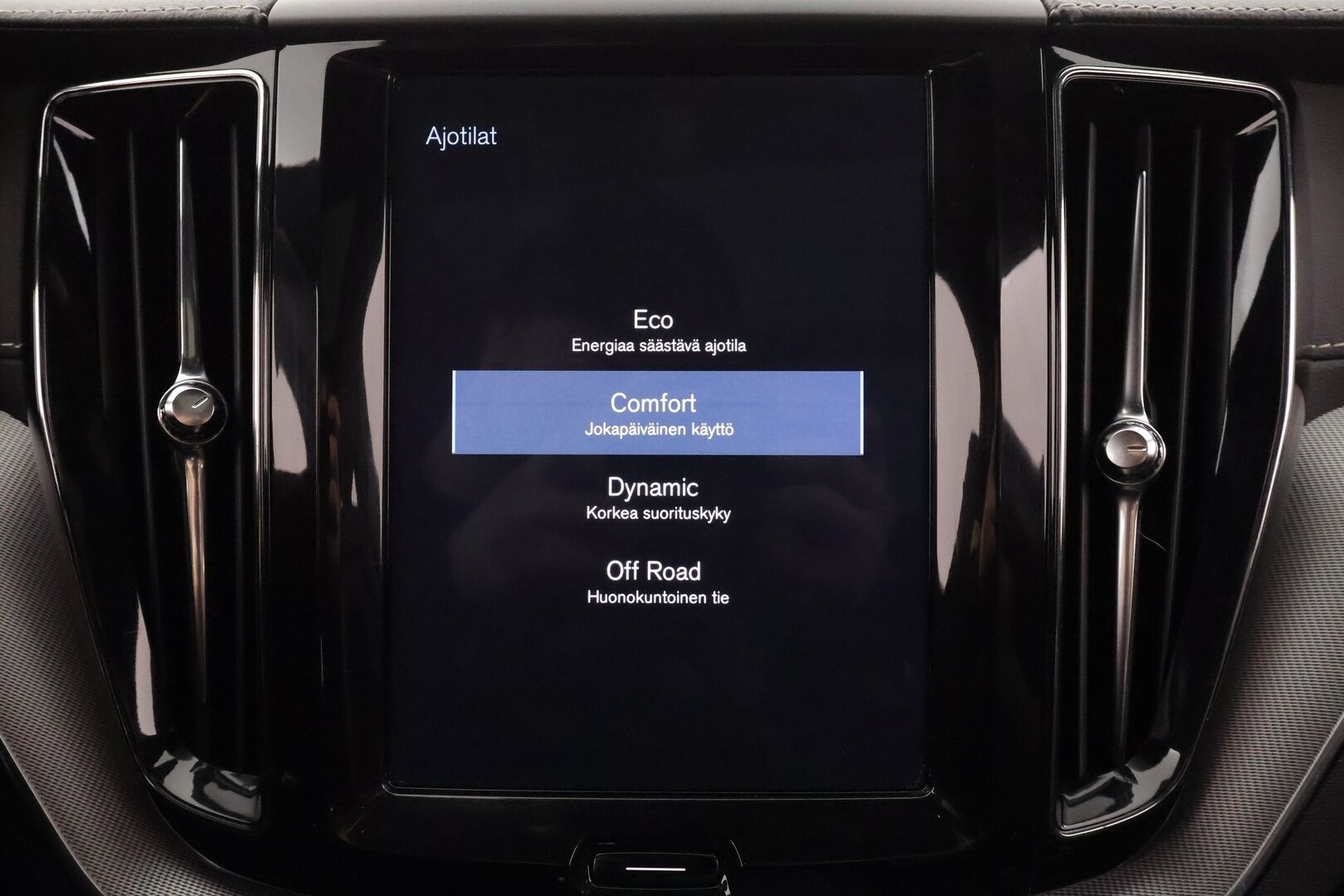 Volvo XC60 2019 D4 AWD Business R-Design aut - | Suomi-auto | Pilot Assist | Webasto | Koukku | Panorama | P.Kamera | Muistipenkki |